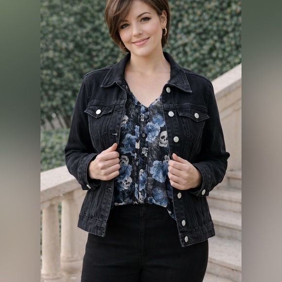 Torrid Blouse Size 1 (14-16) Black and Blue Skull Top - Picture 3 of 9